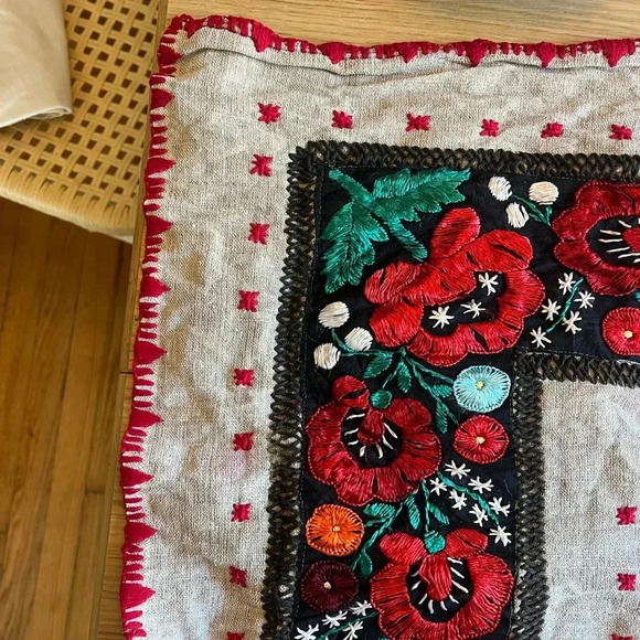 Vintage Hand-Embroidered Floral Linen Tablecloth 25x25 - Red & Black Design - Picture 8 of 9